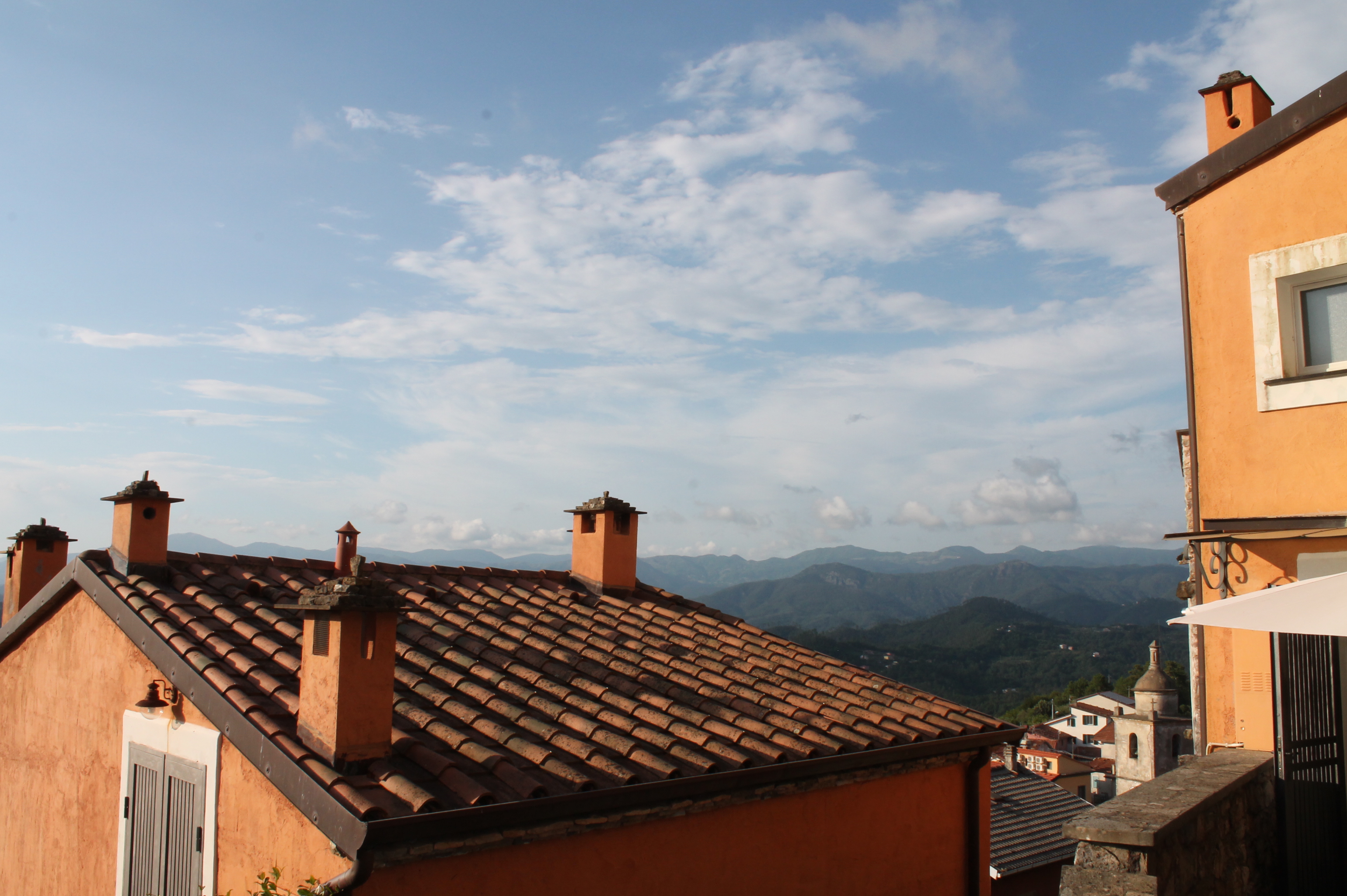Vista sulle colline verdeggianti della Val di Vara